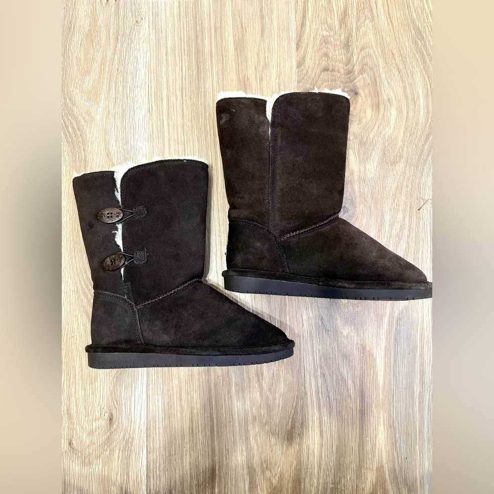 BEARPAW Girls' Lori 2-Toggle Boots in color chocolate size 4 EUC